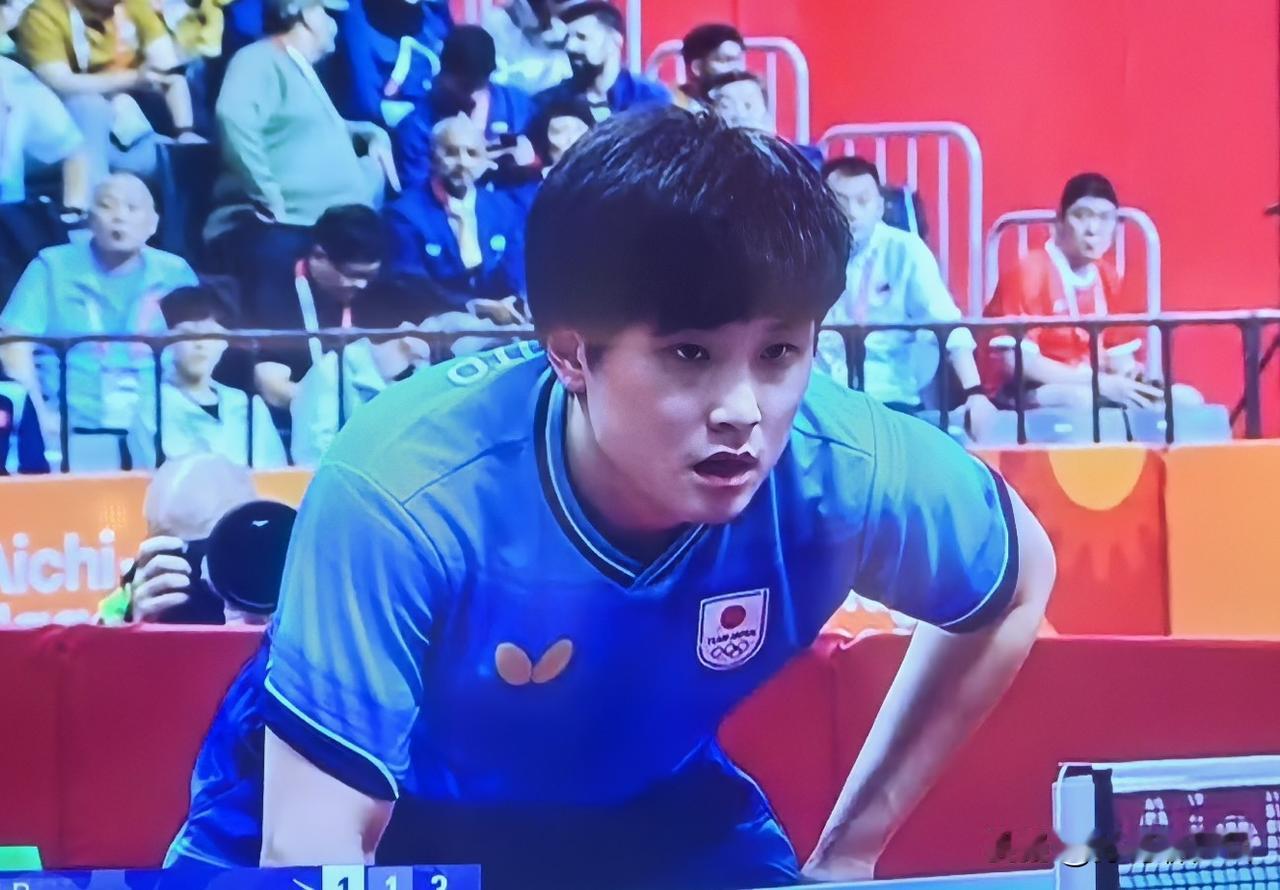 前两局，温瑞博先后 7-11，11-8 与张本智和打成 1-1 平。

第三局，