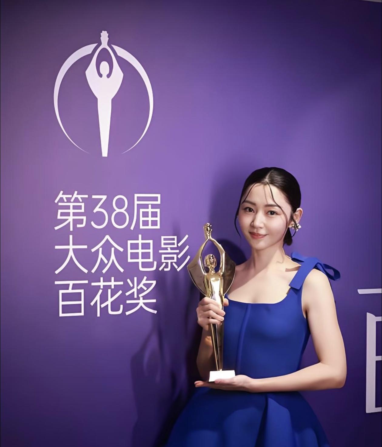 卫诗雅装过头了！
       就我觉得她得奖后的表现有些装吗？所有人都在称赞她