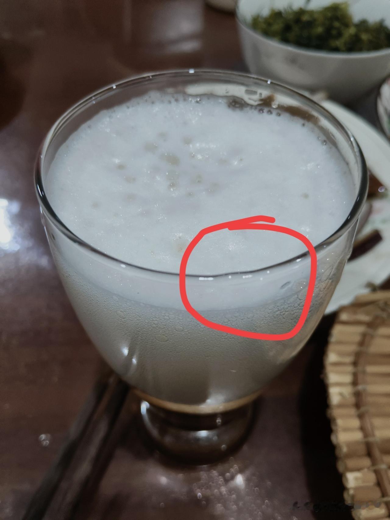 买啤酒赠的杯子，一罐到一杯半，她说，这杯子，喝啤酒有感觉。
喝着有没有感觉，先不