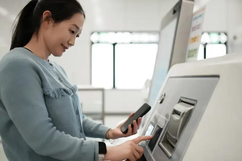 去年某日的上午，
手机短信提示邮政银行转入五万元。
正当我满心激动之时，却发现自