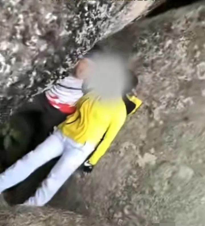 奉劝大家一句
在野外不要自己作死
江西南昌一女子和朋友爬山，中途忽然

突发奇想