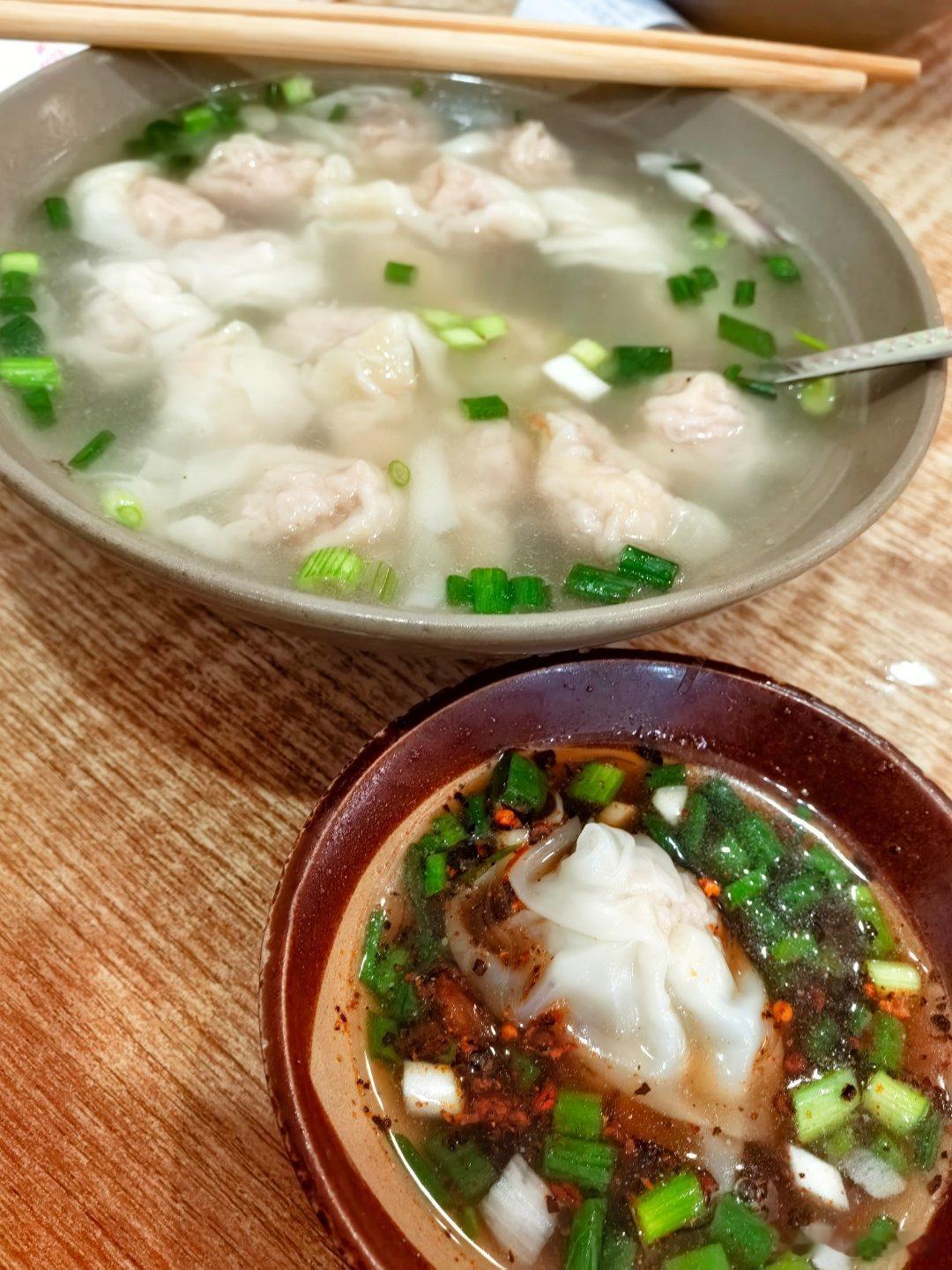 最后一碗抄手，结束重庆之旅，被科普了这个小碗是把辣椒放里面把抄手捞在里面吃的。