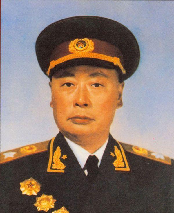 毛主席参加陈毅元帅的追悼会时紧握粟裕的手，他说出的心疼话让人感慨不已
1964年