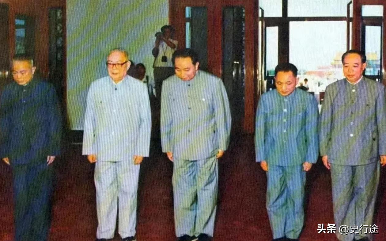 1977年9月9日，毛主席纪念堂内庄严肃穆。华国锋、叶剑英、邓小平、李先念、汪东