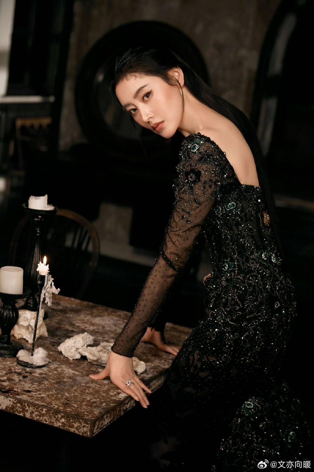  看呀，《森中有林》定档 5.1，张天爱演盲人按摩师。海报满满故事感，从明艳形象