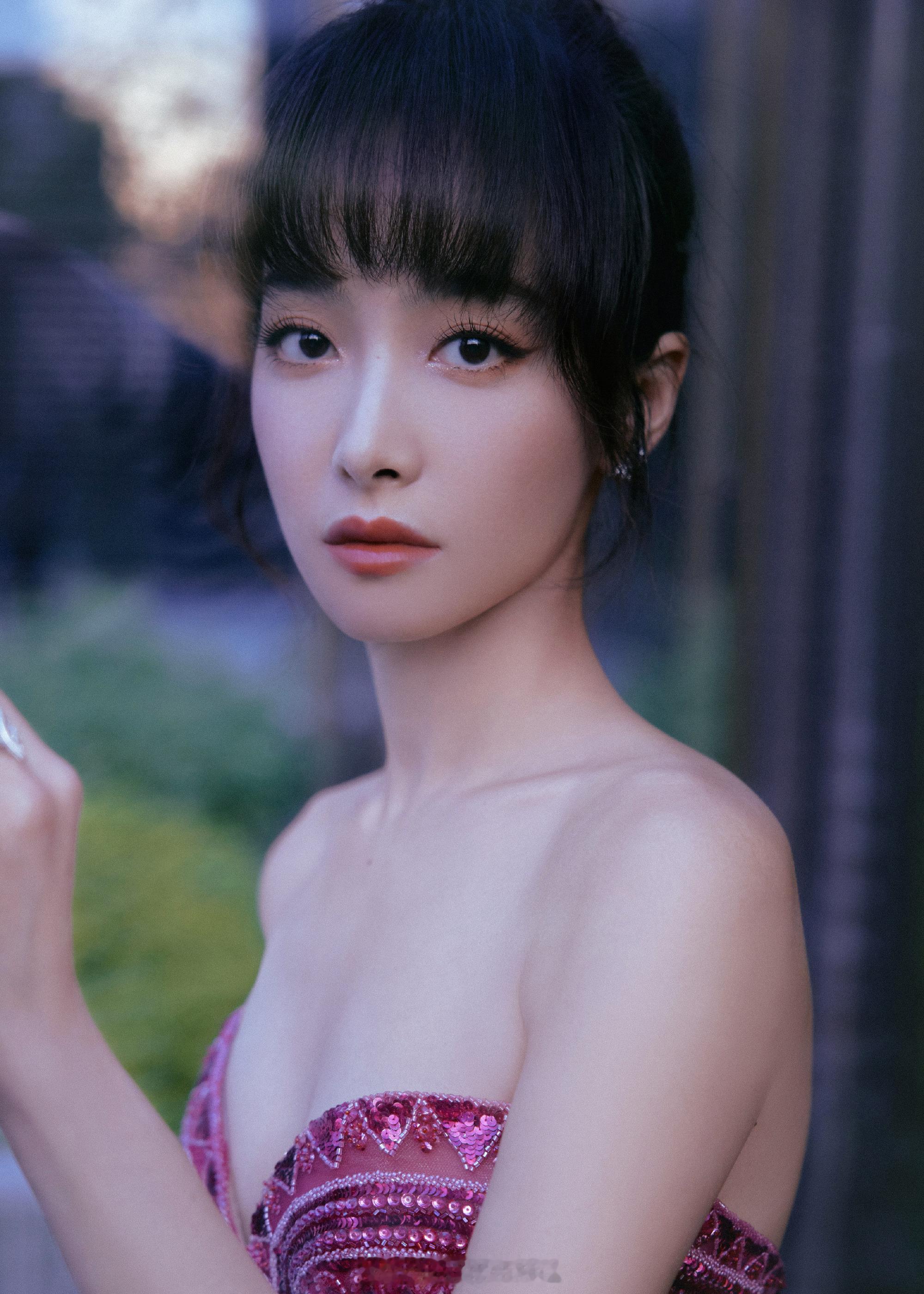 宋茜青花瓷端庄大气 