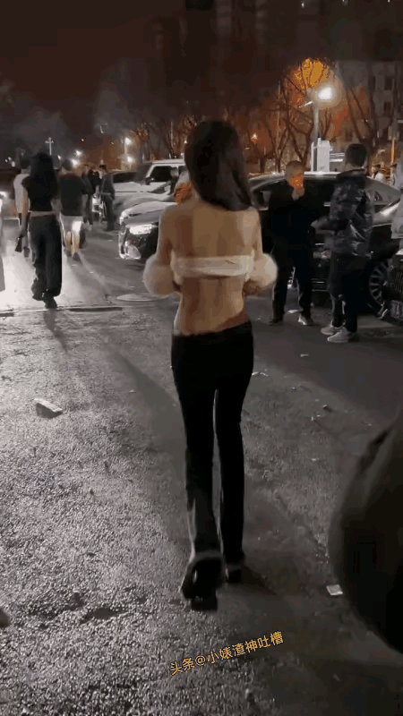 不知美女的正面是啥样的？[爱慕]看后背真是够瞧的了[捂脸]不拔罐子太可惜了[笑哭