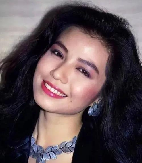 1983 年，球王贝利想带钟楚红回国，钟楚红坚决拒绝，不久一富豪出价 500 万