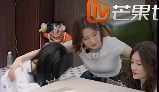 大家都共情力好强！每个人都感受到了彼此，你们都会幸福的……唐艺昕李小冉亲亲都不避