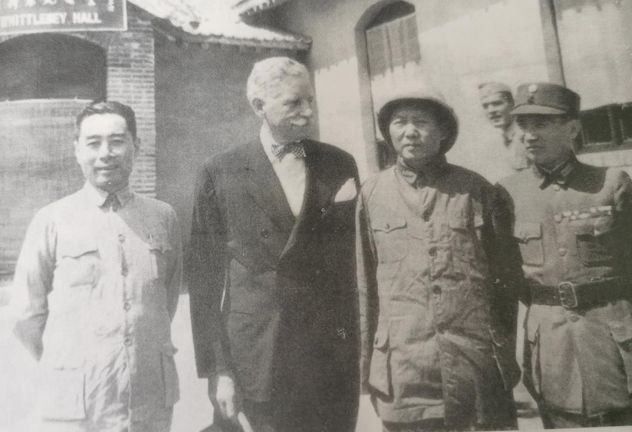 1945年8月28日，毛主席赴重庆谈判之前，在美军驻延安观察组门前合影。左一是周
