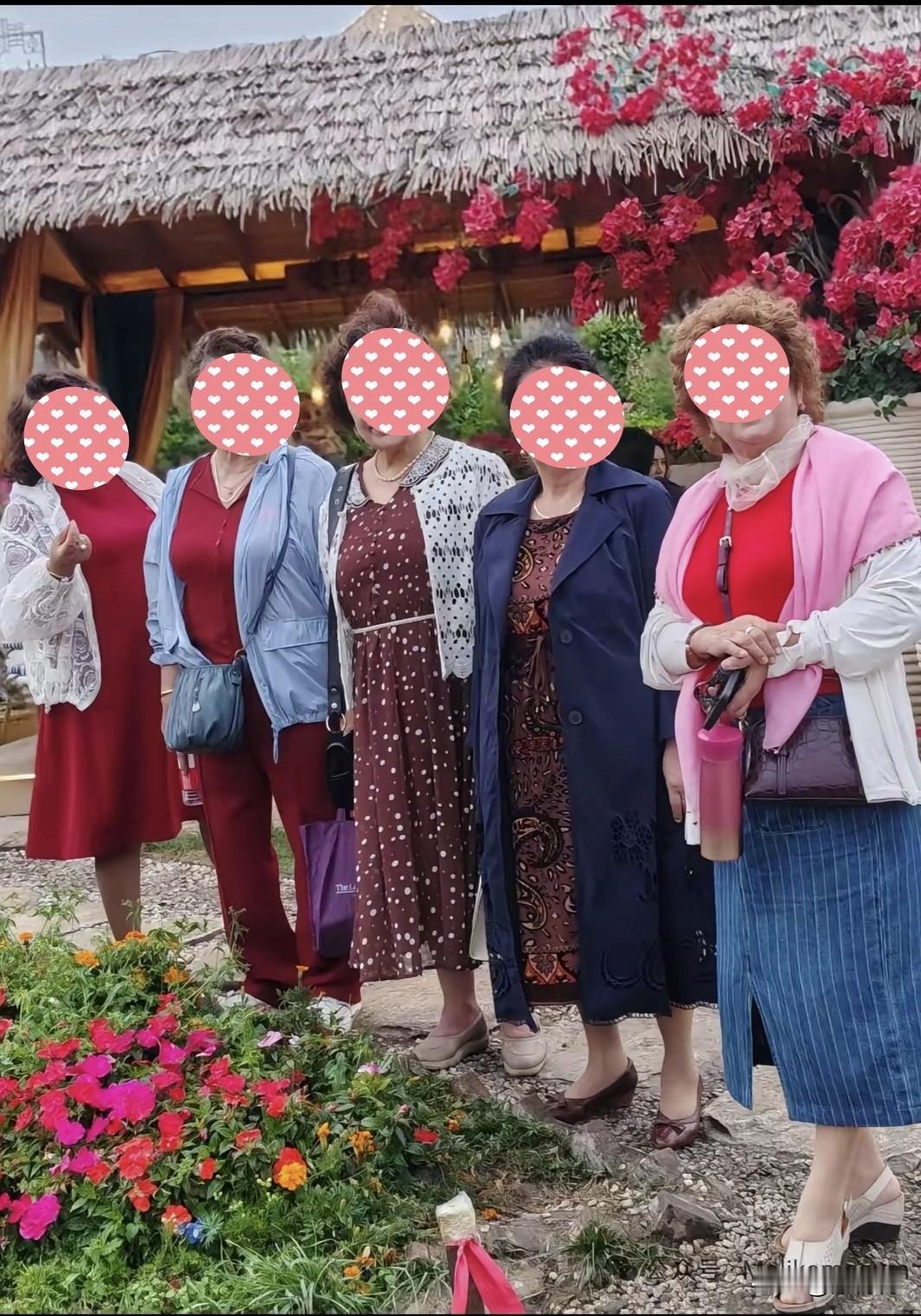“一胖毁三观。都是六七十岁老太太了，吃这么胖，还穿花里胡哨的，也不怕人笑话！”这