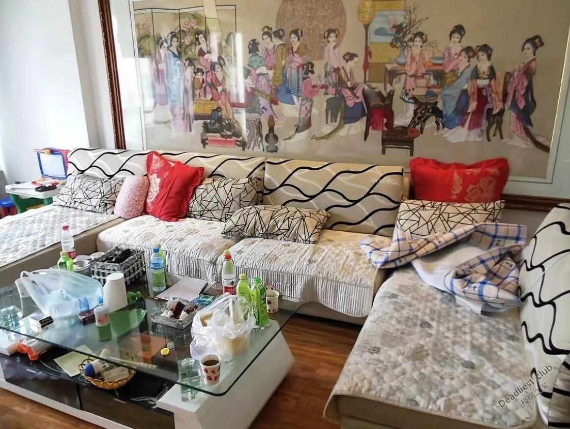 虽然屋子是空的，没有人住了。但是客厅的仕女图，画中人眉眼清晰、身形立体，昏暗光线