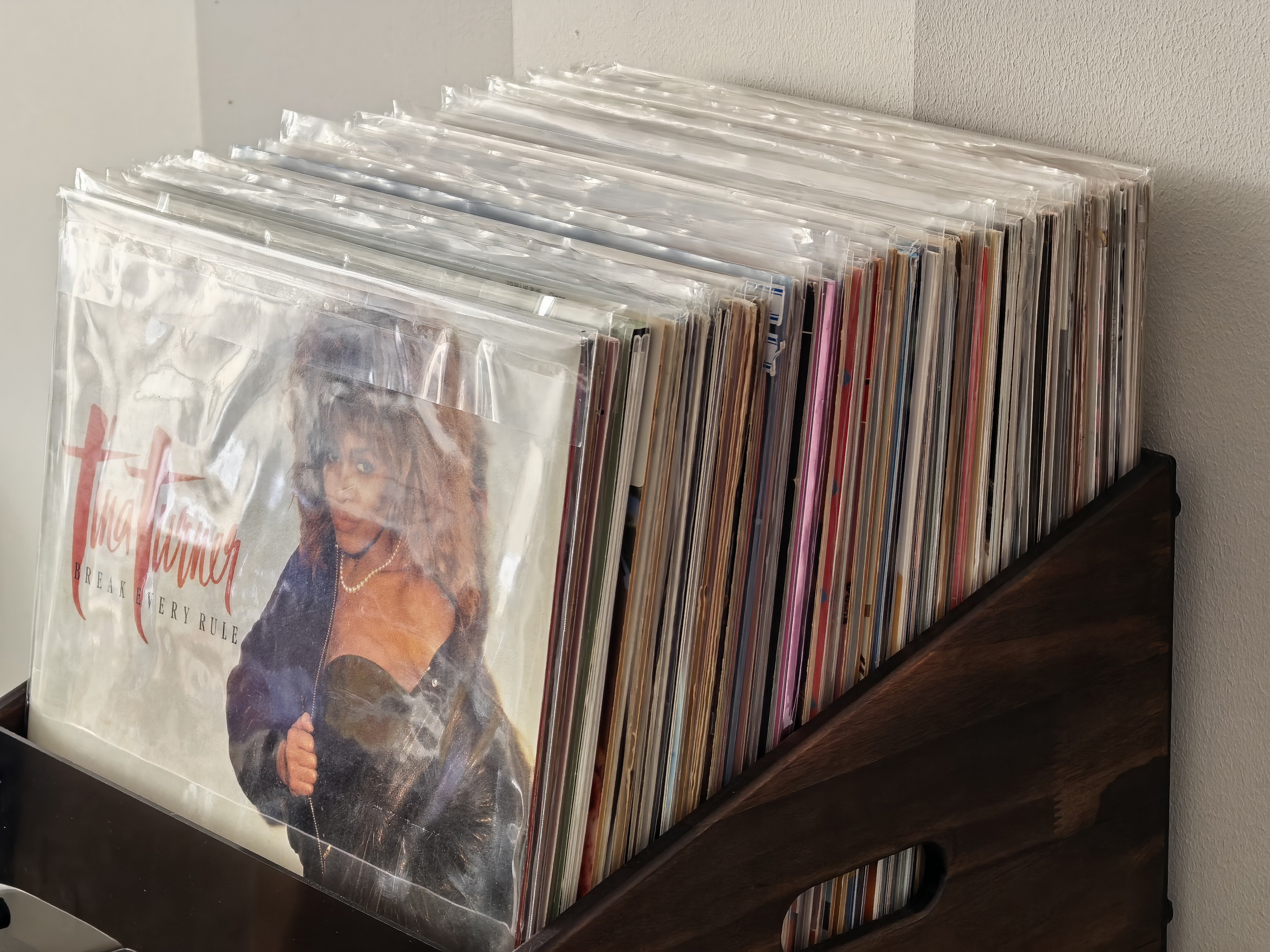 近一年多买的部分黑胶～这东西买了第一张之后就停不下来，一直买买买，现在已经破百了