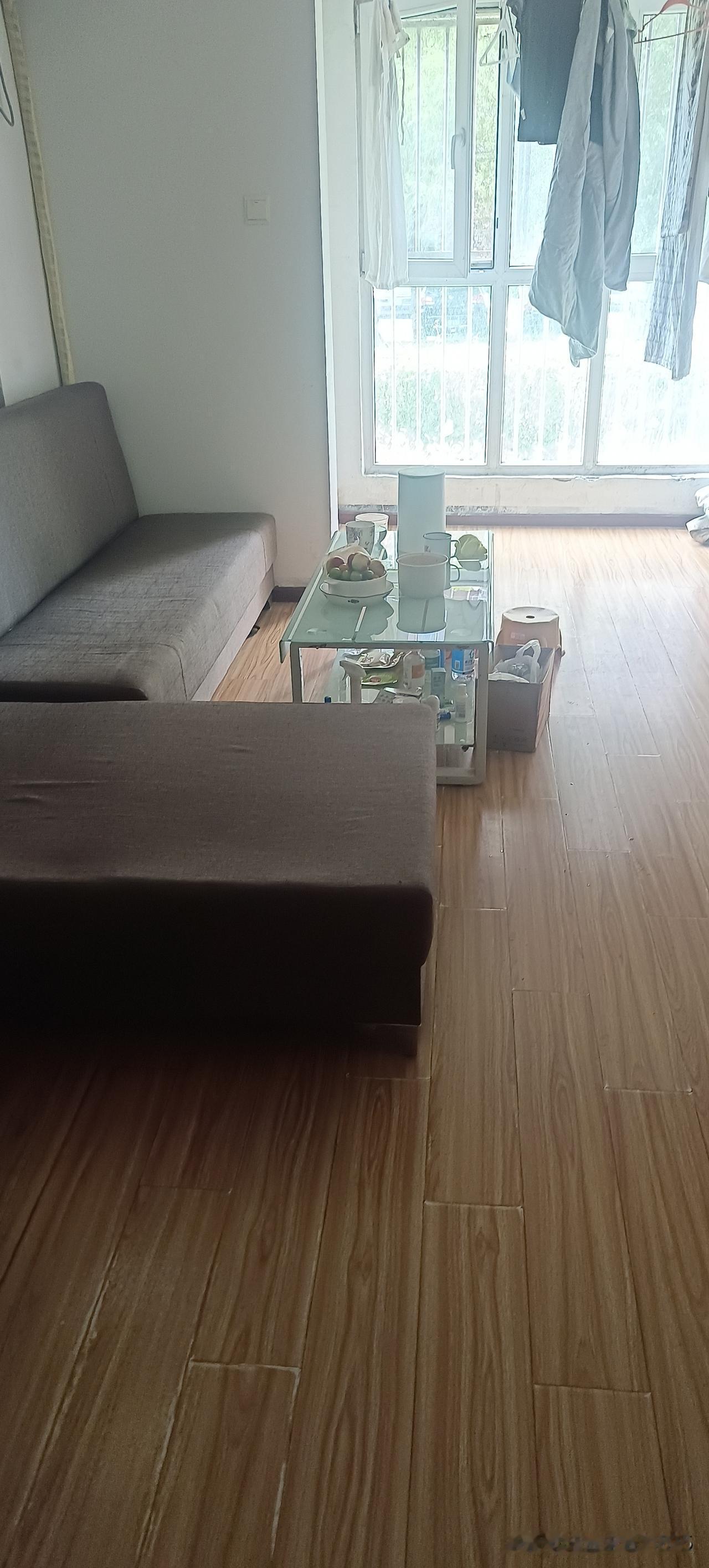 来北京，闺女的出租屋三天了，终于把她这个垃圾场收拾利索了。
你看看即使是出租屋收