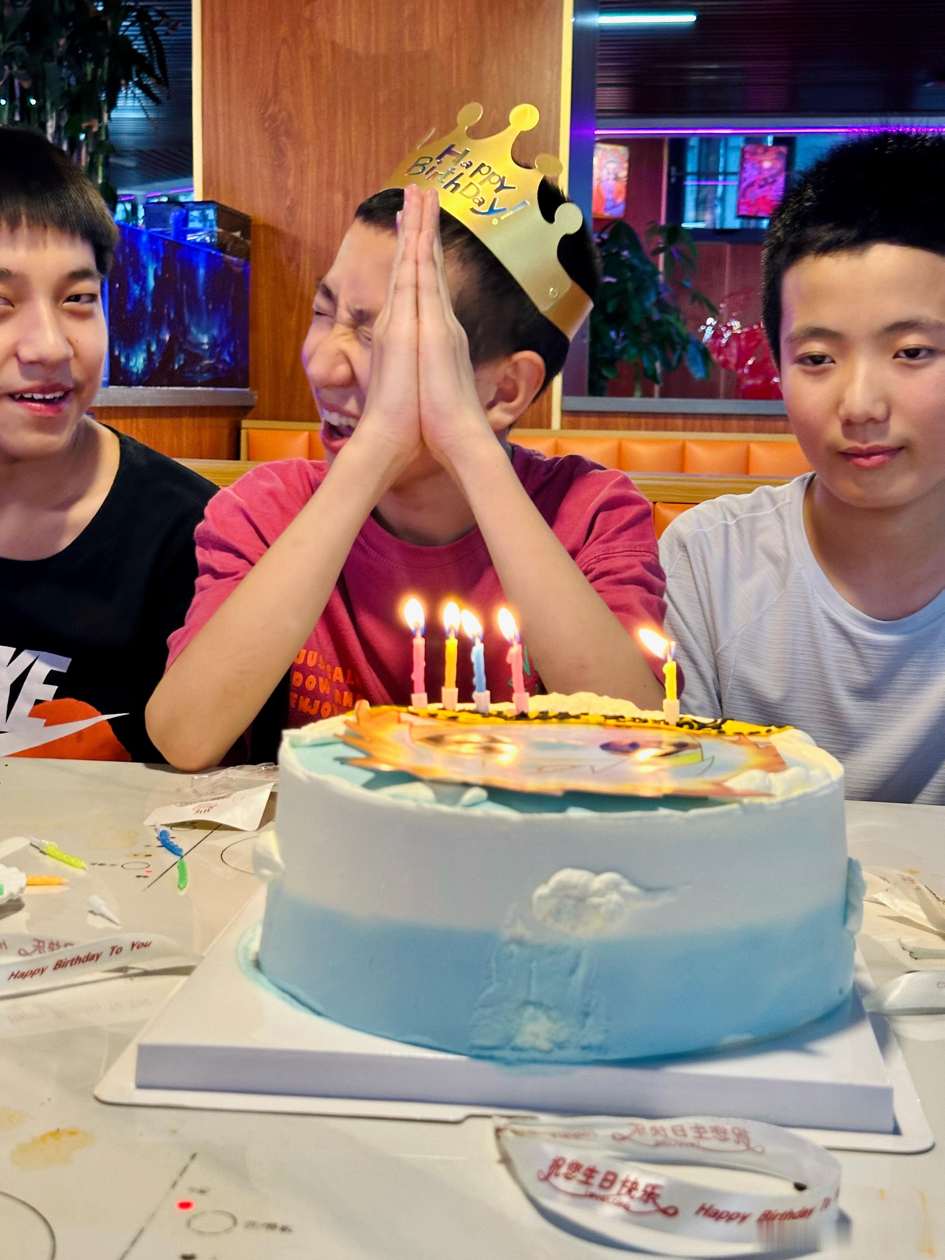 嗨皮波斯嘚~Amir❤️🎁🎂~好梦~~~ 