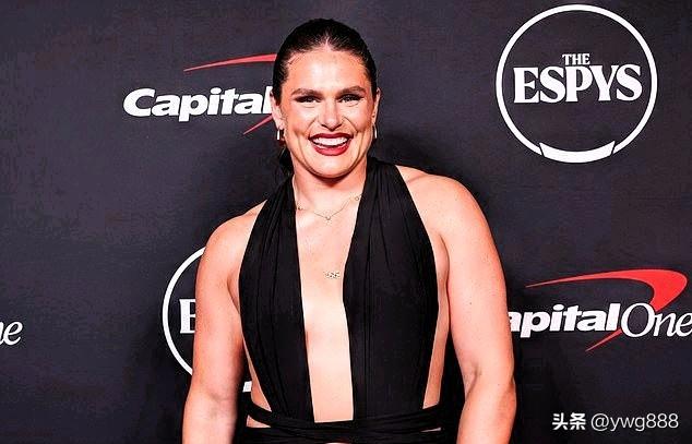 美国橄榄球协会宣布了一项备受争议的决定，将在2028年洛杉矶奥运会前夕增设“公开