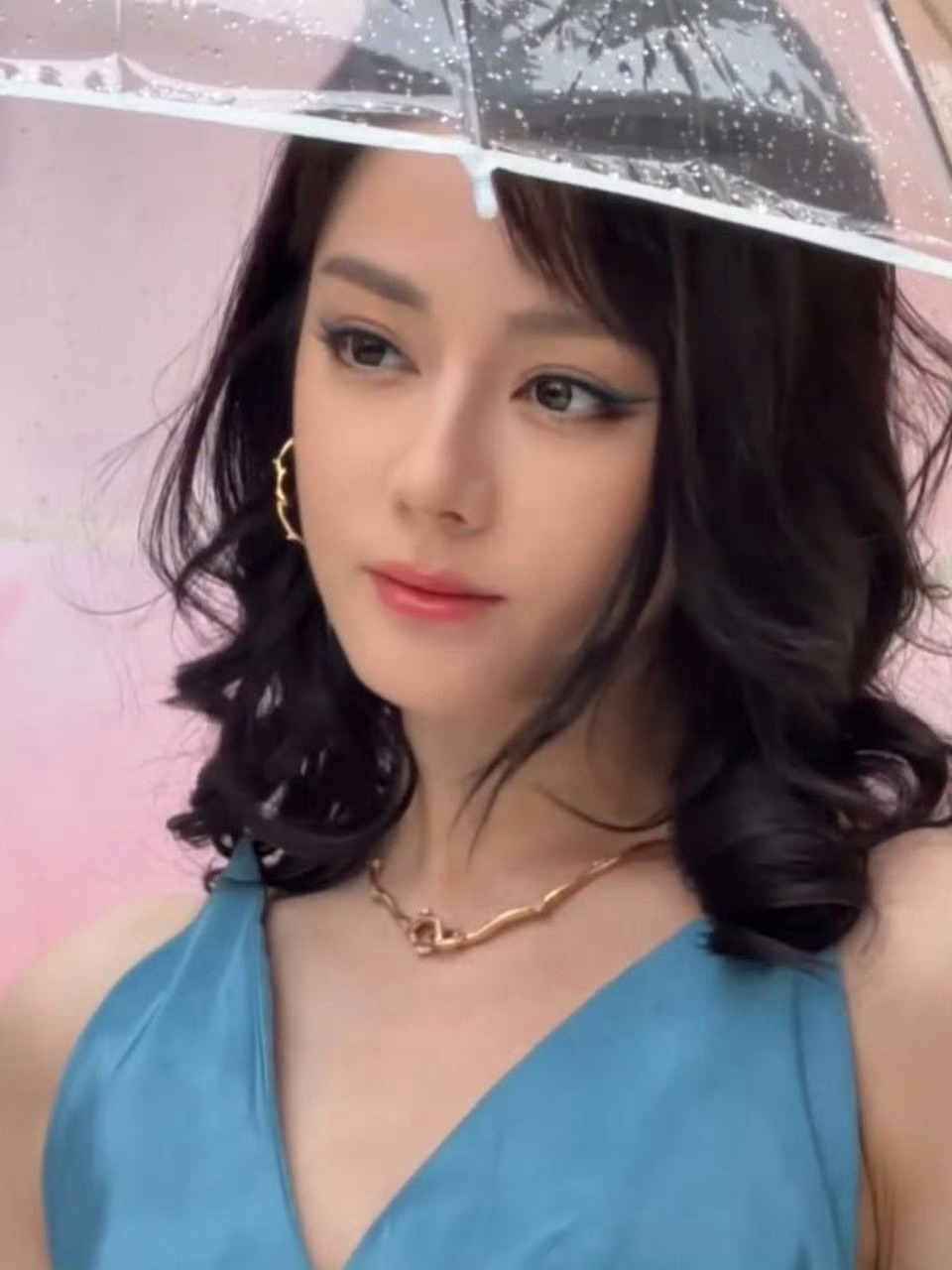 迪丽热巴今日线下活动路透，蓝色系好美