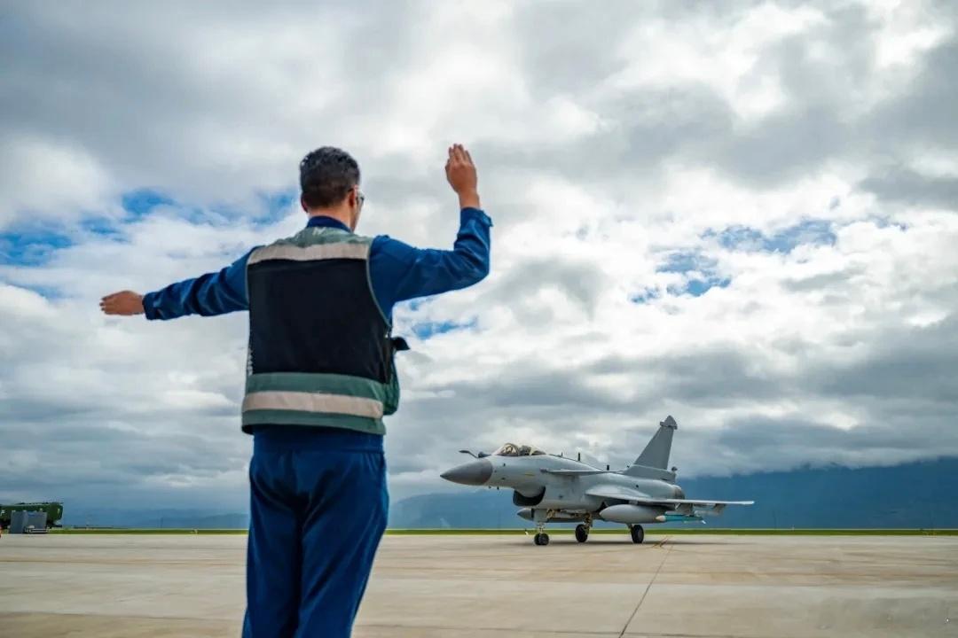 飞行员杨凯夺得今年空军突防突击最高荣誉“金飞镖”的消息传来，《打靶归来》的胜利旋