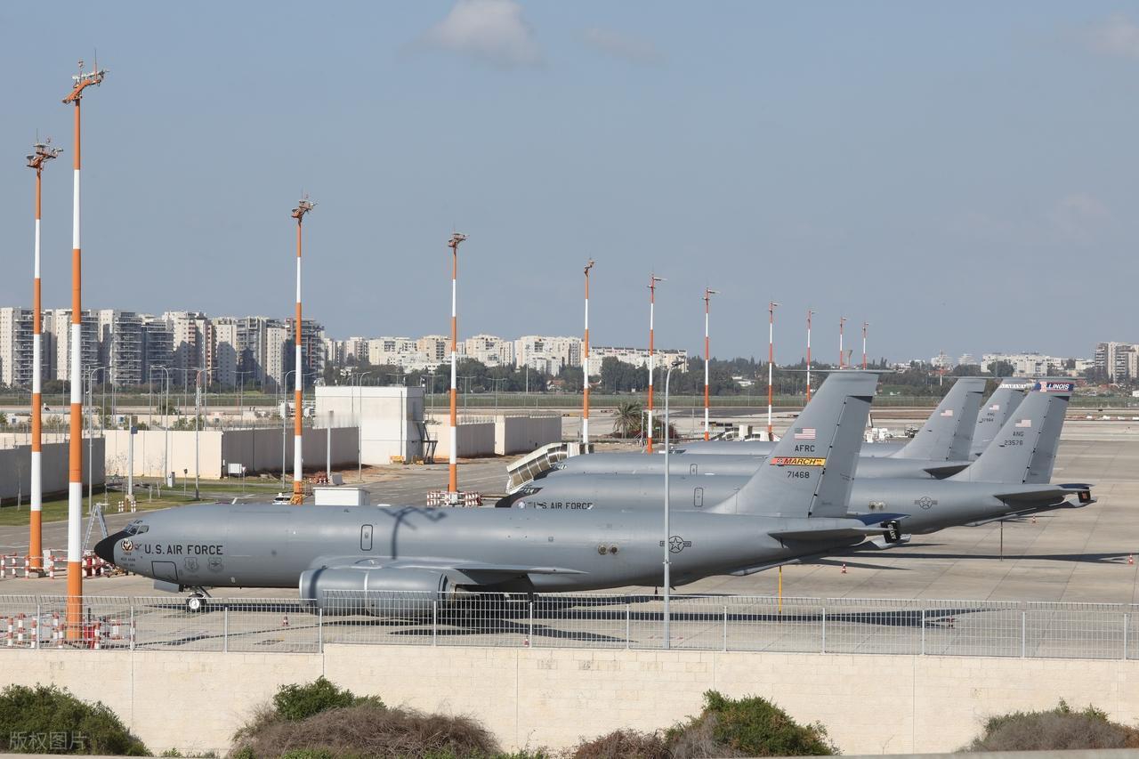 伊朗要提高警惕了！
4月12日，据中东媒体透露，有两架美军加油机（KC-135和