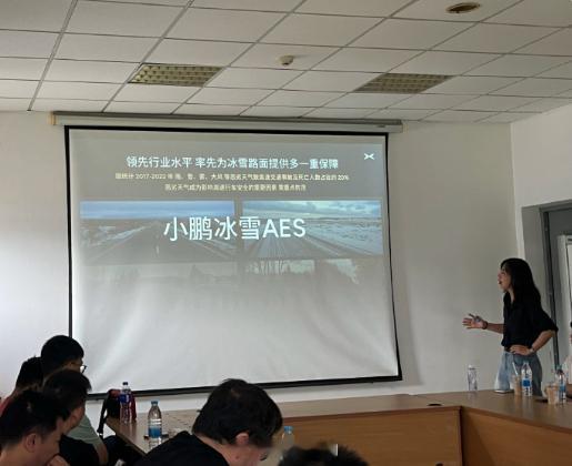 【小鹏P7全球首发冰雪AES 雨雪路面的隐形守护者】遇到高速施工突然出现的障碍物