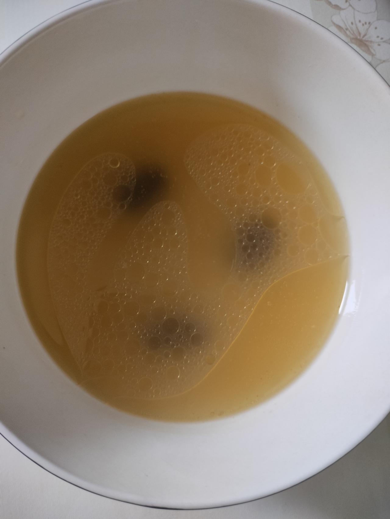 这只是一碗鸡汤，加了三个大枣，像不像一个笑脸？
都说日子平平淡淡才是真，今天熬了