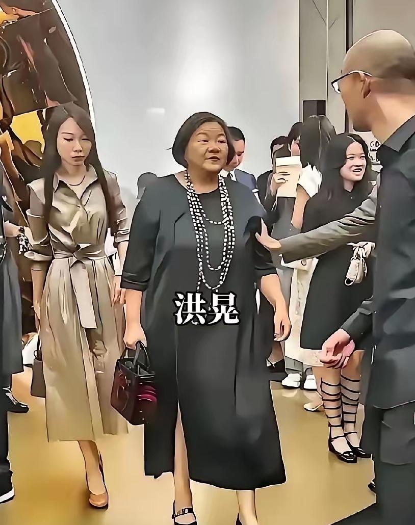 洪晃一句话把两“名媛”的底裤扒了。她说田朴珺、杨澜把欧美礼仪当圣经，连端茶都要学