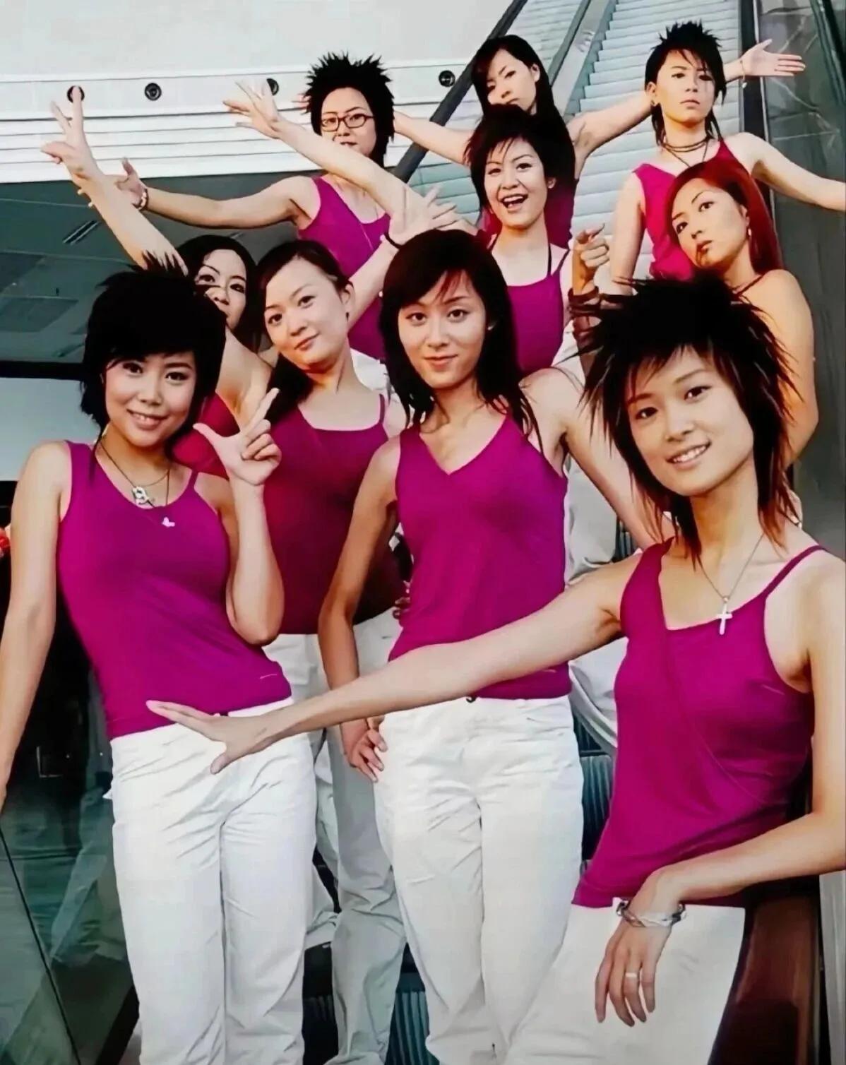 偶然翻到05超女的老合照，一下子就勾起满满的回忆。
那时候的选秀没有那么多套路，
