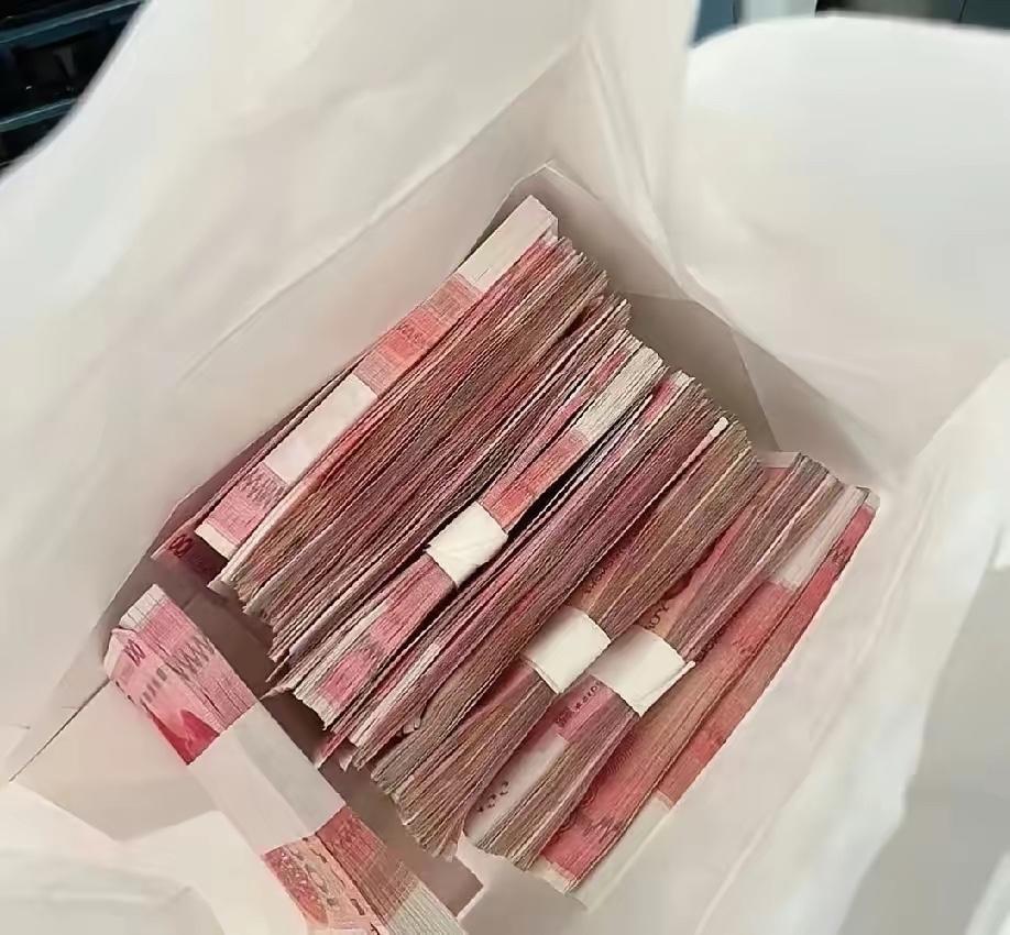 弟弟一大早拎来一个白色塑料袋，打开是六沓捆好的现金，整整六十万，往我面前一推，说