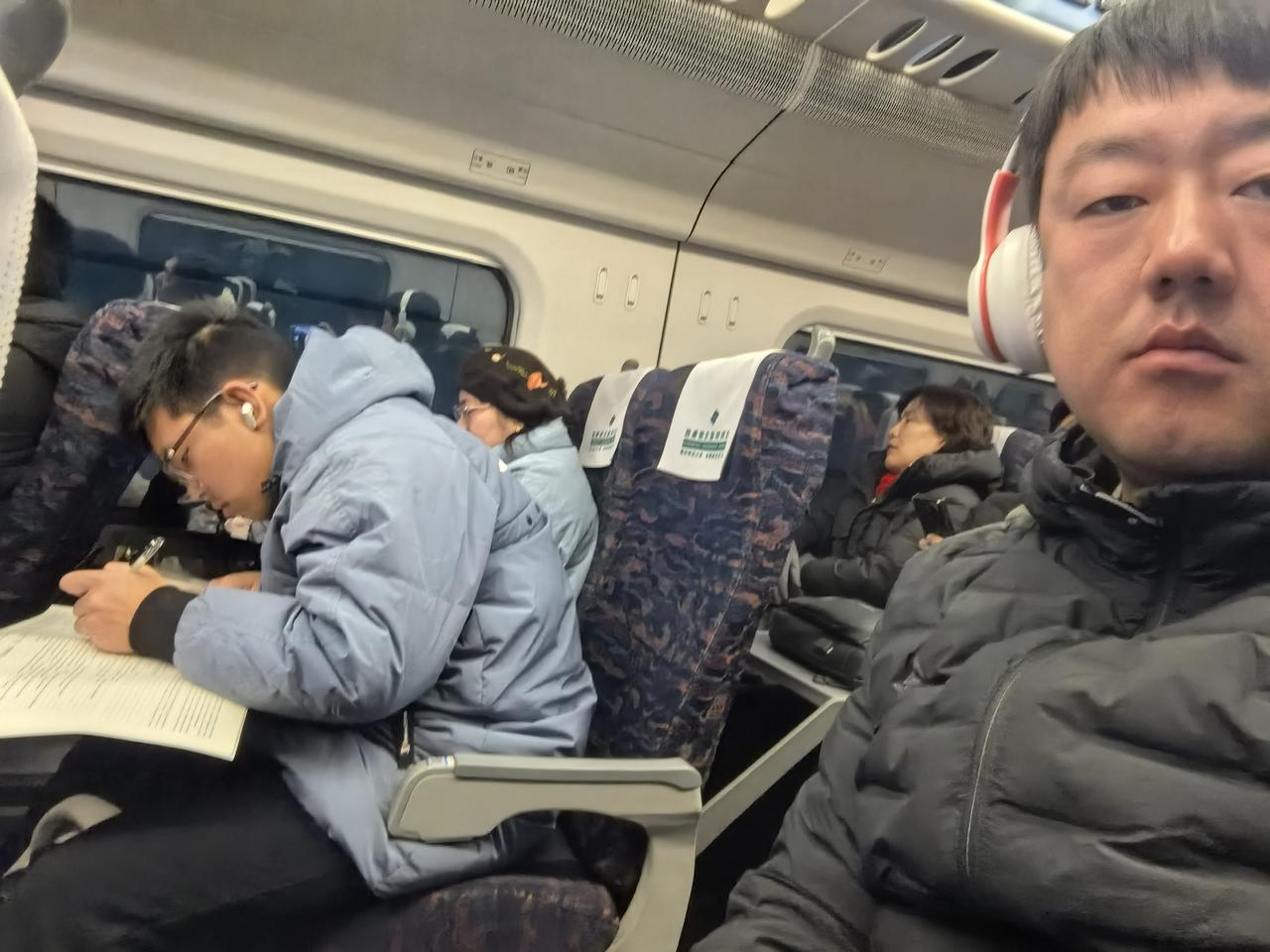 人家坐车要不电脑打字，要不看书做题而我卡卡一顿刷美女