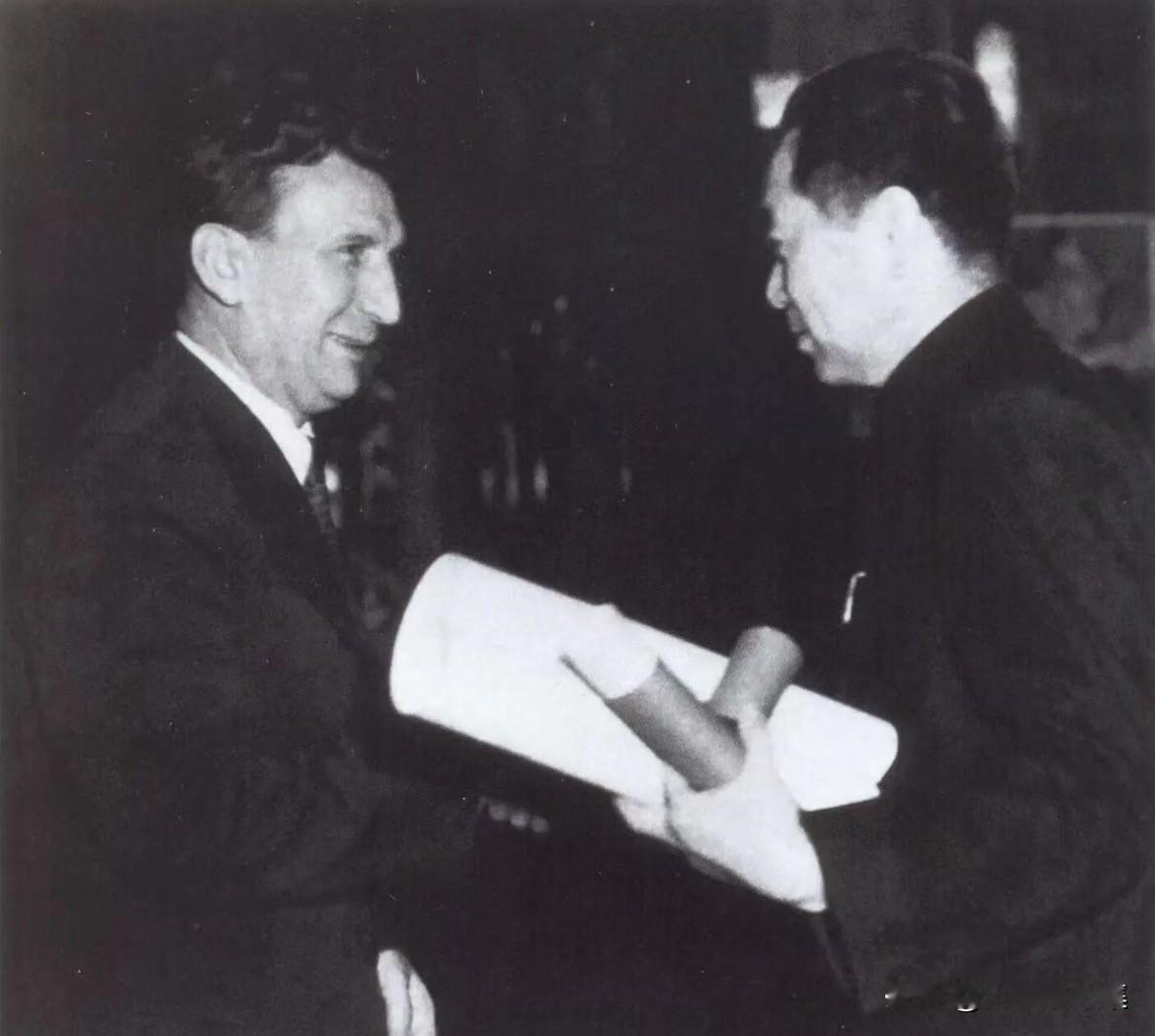 1951年2月，周恩来总理向苏联阿尔希波夫颁发了《感谢状》，以表彰他在华工作期间