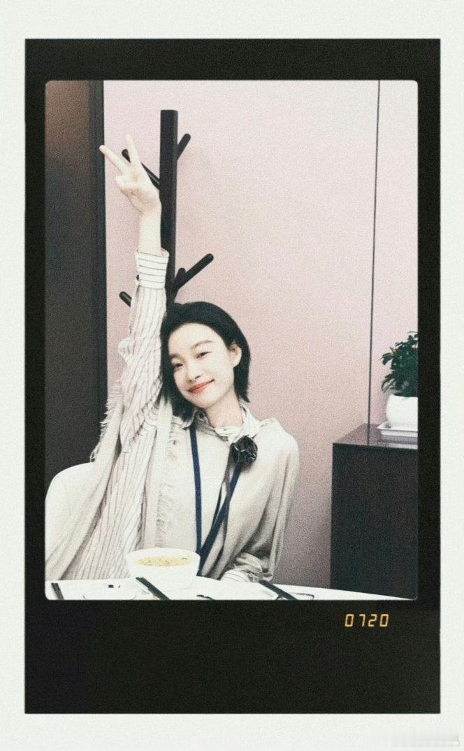 倪妮新疆向野之旅正式发车   完全不像在录节目，倒像是在那儿生活了一阵子。就冲这