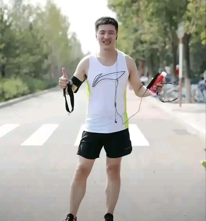 张雪峰本名张子彪，彪了一辈子，一辈子敢说敢言，凭犀利直白的风格火遍全网，为万千学