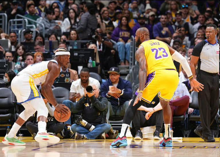 交易要来了！据报道湖人和勇士正在洽谈多笔交易方案，将很快有交易达成！曝湖人勇士将