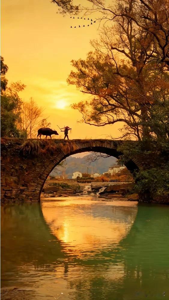 斜阳照古桥，  
牧笛送牛遥。  
流水映天色， 
农家炊烟渺。