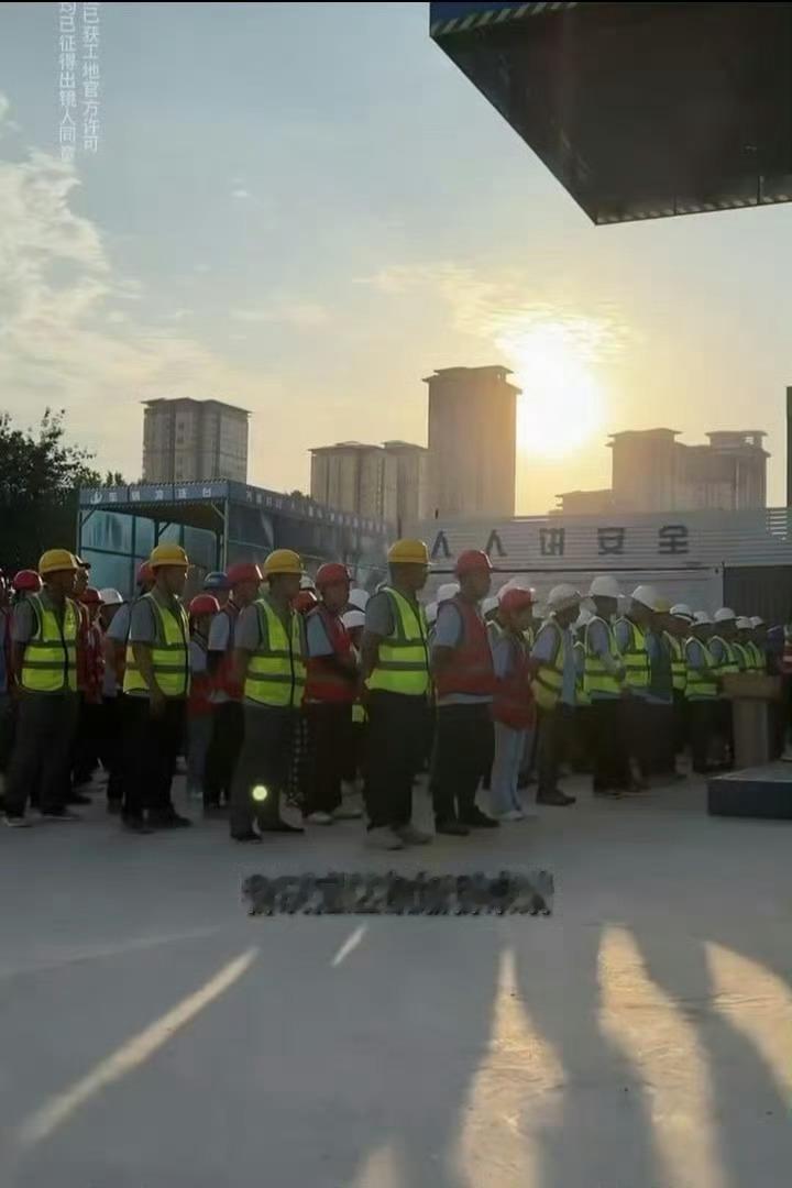 吴克群给西安00后工地女孩送手机西安这个00后女生，小小年纪已经在工地扎钢筋六年