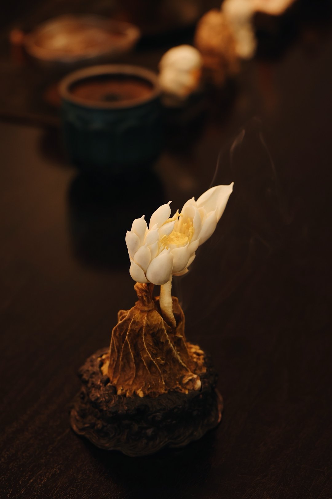 鹿角仿古 | 清莲漫烟 香炉整料雕刻，莲瓣层层舒展，花蕊明黄点缀，姿态清雅脱俗，