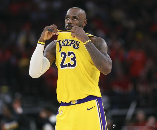 NBA季后赛西部半决赛G3，湖人108-131主场不敌雷霆，系列赛0-3落后。赛
