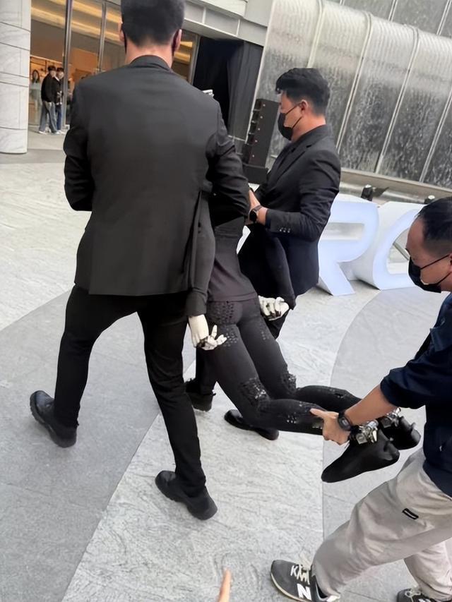 小鹏IRON机器人之前展示的有多牛，现在摔的就有多重。
1月31日，小鹏 IRO