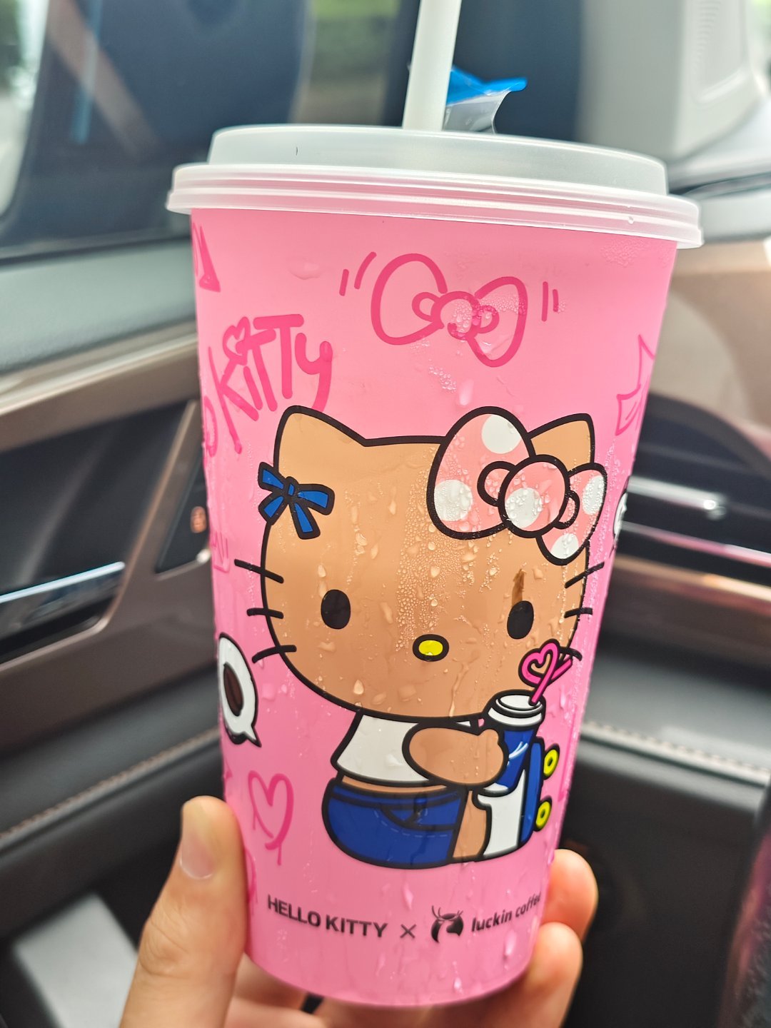 瑞幸这这么少女的杯子，我定慢慢喝才行啊 