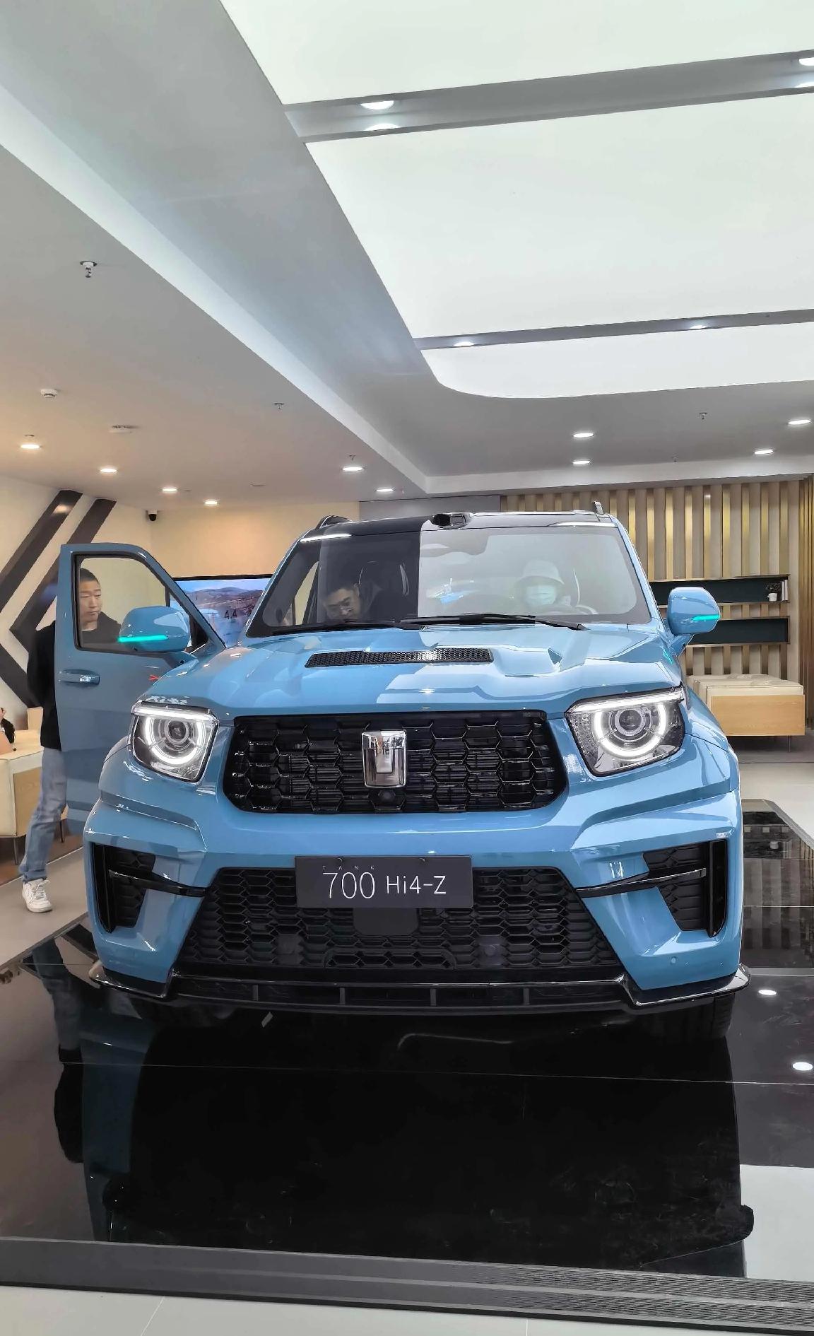 坦克700真是帅爆了。可惜hi4T版本续航太短了，如果能搭载比亚迪的二代刀片电池