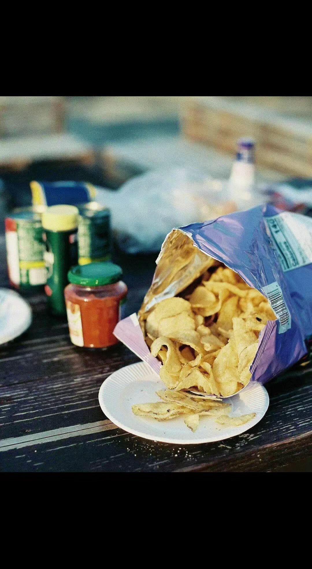 🌞薯片袋敞着怀，像把阳光碎成脆脆的星星✨。酱料瓶排排坐，等风讲野餐的故事。生活