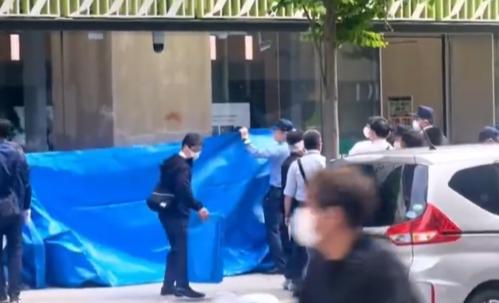 男子喷洒不明物质致20多人不适，14人送医，嫌疑人至今在逃 
 
5月25日中午