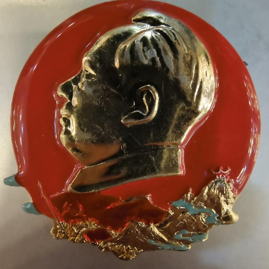 ＃毛主席像章分享＃
   《无限风光在险峰【69.6.2906·吉铁分局】》