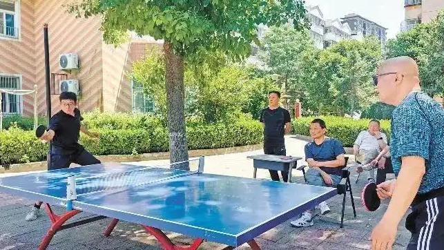 济南有个小区，把物业公司给“炒”了，自己管自己。
不是付不起那点物业费，是业主们
