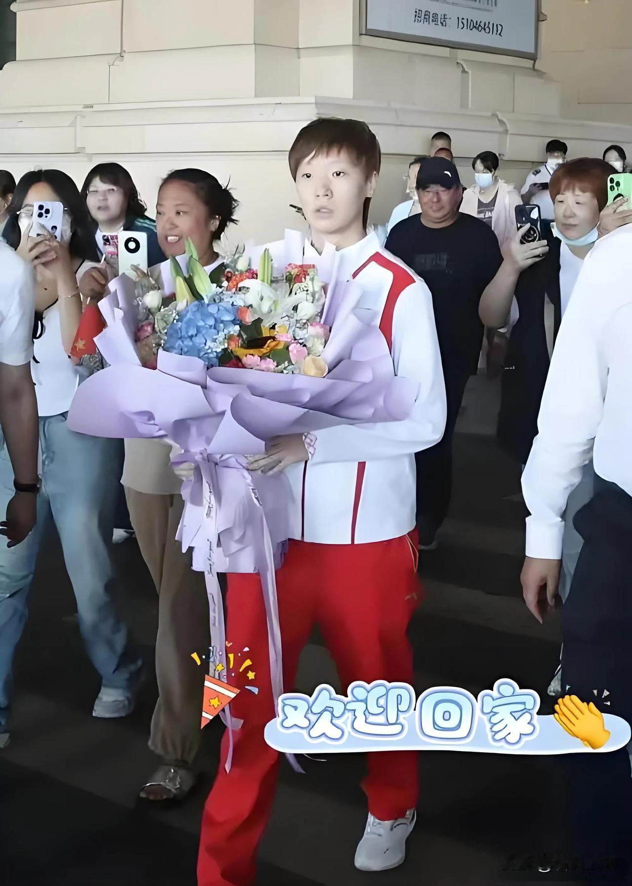 欢迎王曼昱回家，曼昱辛苦啦

王曼昱，作为巴黎奥运会乒乓球女团冠军，于9月3日下