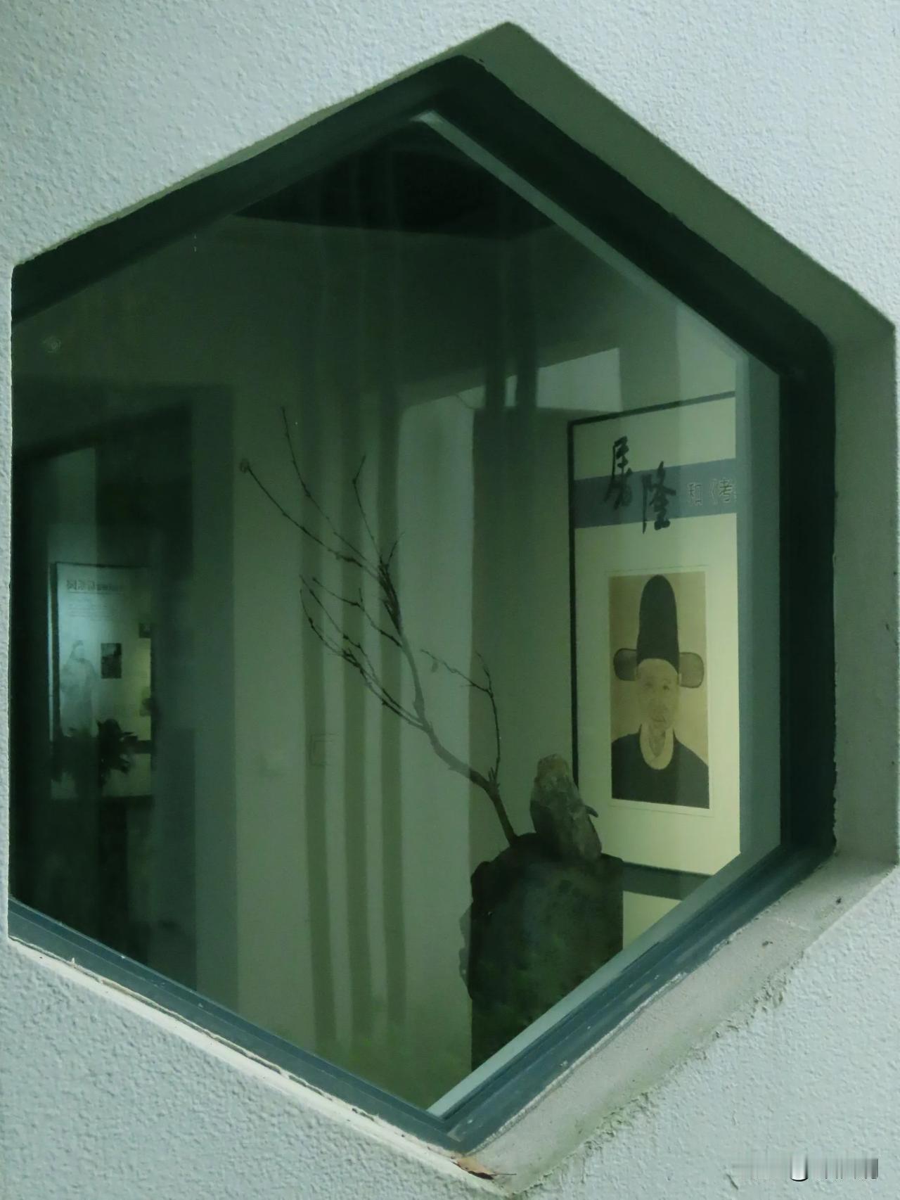 透过窗户，看到不一样的世界。
宁波园林博物馆