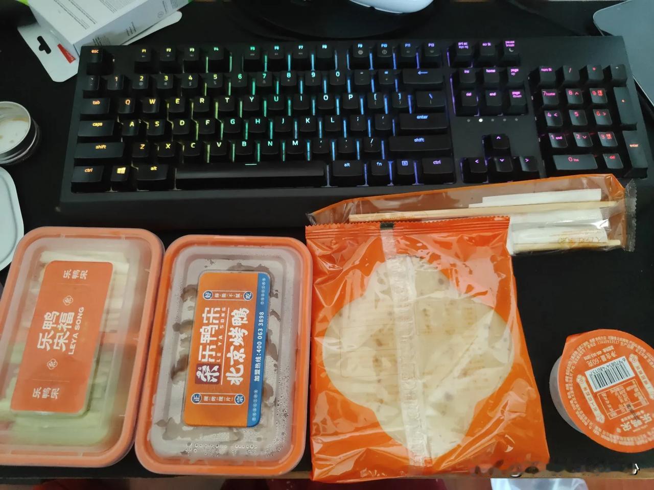 
今天中午吃的北京烤鸭，然后要了一杯奶茶。奶茶的桶比想象中的要小一点点，他挖了一