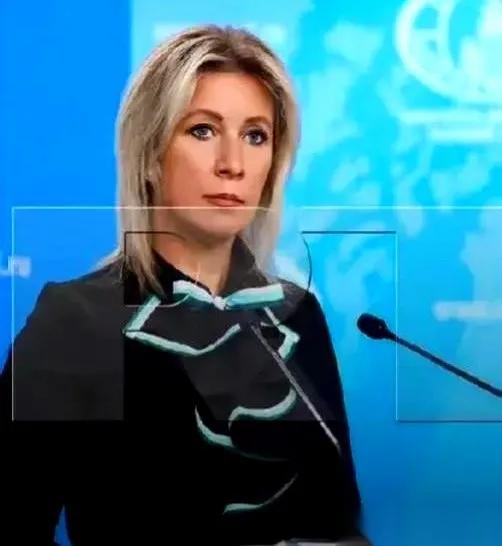 俄罗斯那个女发言人扎哈罗娃，干了件让全世界都看不懂的事。
她当着所有媒体的面，公
