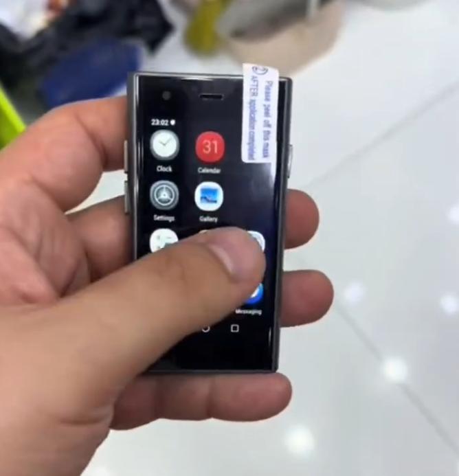 还有这么小的手机啊，而且看起来功能齐全，能拍照、打电话、连WiFi、C口充电等等