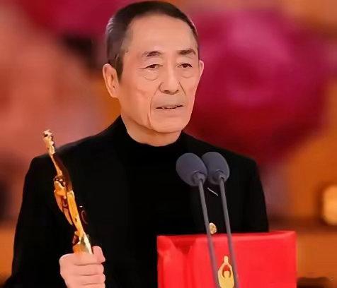 76岁的张艺谋，昨晚在百花奖现场，脸都快僵了。原因无他，旁边那位年轻貌美的女主持